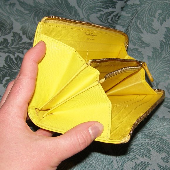 💛 SALVATORE FERRAGAMO Yellow Zip Wallet in Saffiano Leather - Picture 13 of 17